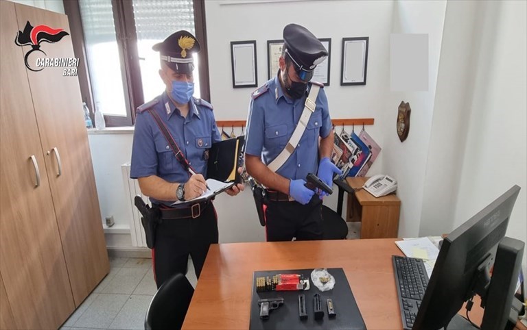 In possesso di una pistola con silenziatore, arrestato a Bisceglie dai Carabinieri