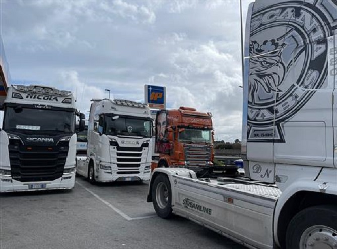 Protesta contro il caro benzina, sulla tangenziale di Bari i “trattori lumaca” in marcia