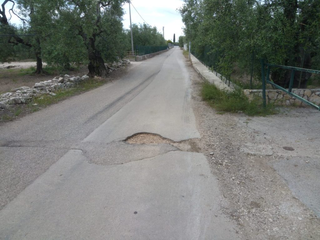 Lama Dattola e zona Santa Maria di Giano: l’asfalto manca da 24 anni e le strade sono ricettacolo di rifiuti