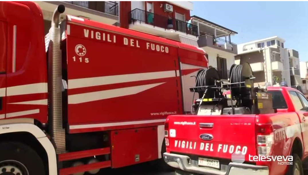 Bisceglie, si lancia dal secondo piano di un palazzo in via La Marina: salvato dal telo dei Vigili del Fuoco