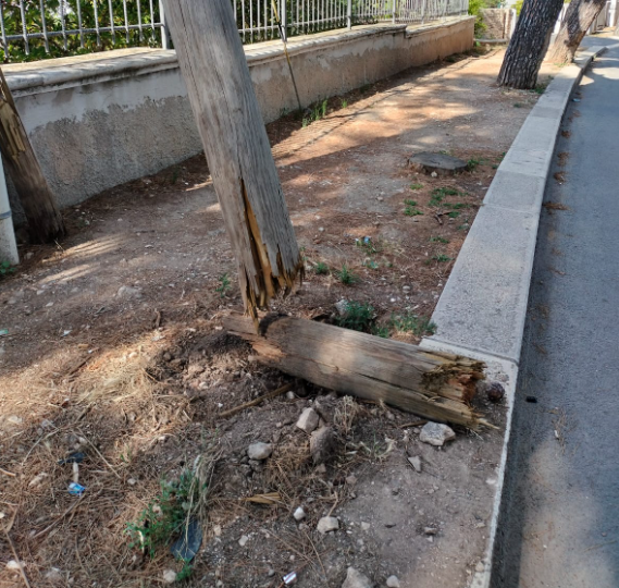 Si stacca un palo a supporto dei cavi della corrente in via della Libertà