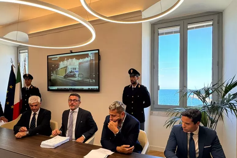 Impiegavano un minuto per rubare un’auto, in 30 tra arrestati e indagati