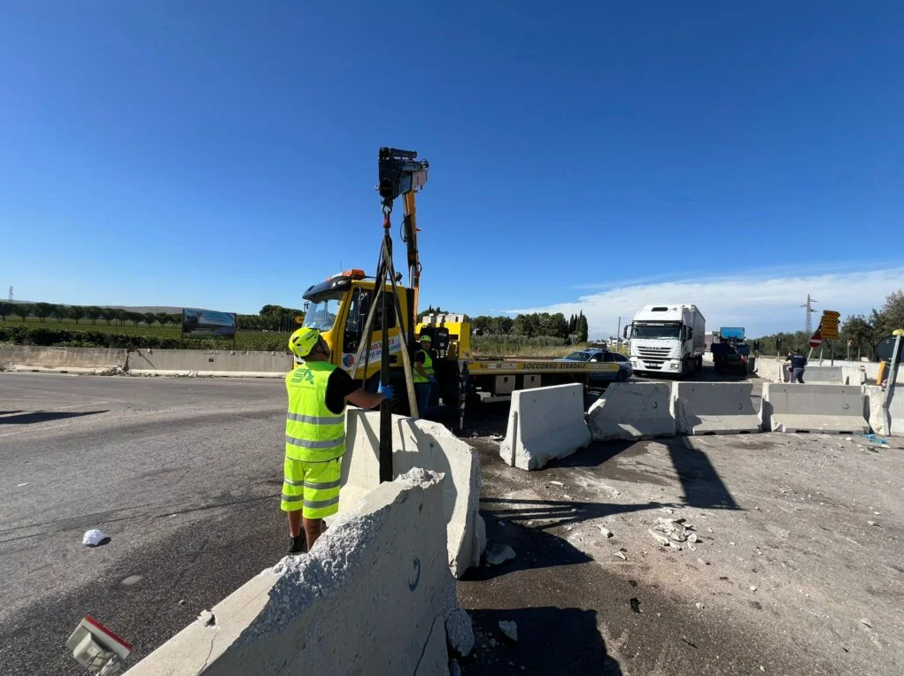 Tre biscegliesi coinvolti, incidente a Montegrosso: auto contro rotatoria provvisoria