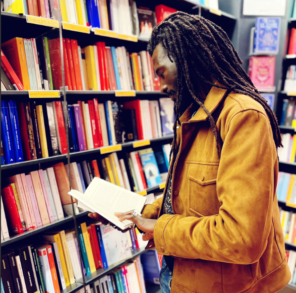 Libri. “Oltremare”: il viaggio tra memoria, identità e migrazione nel nuovo libro del biscegliese Mabe Diop