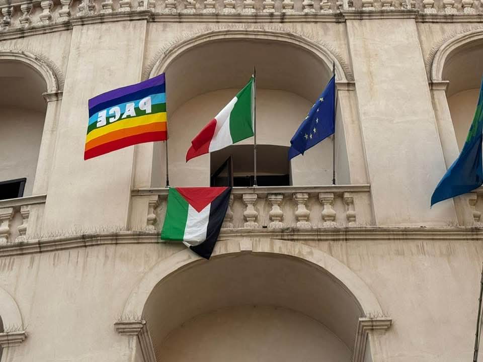Bisceglie, una bandiera palestinese a Palazzo di Città