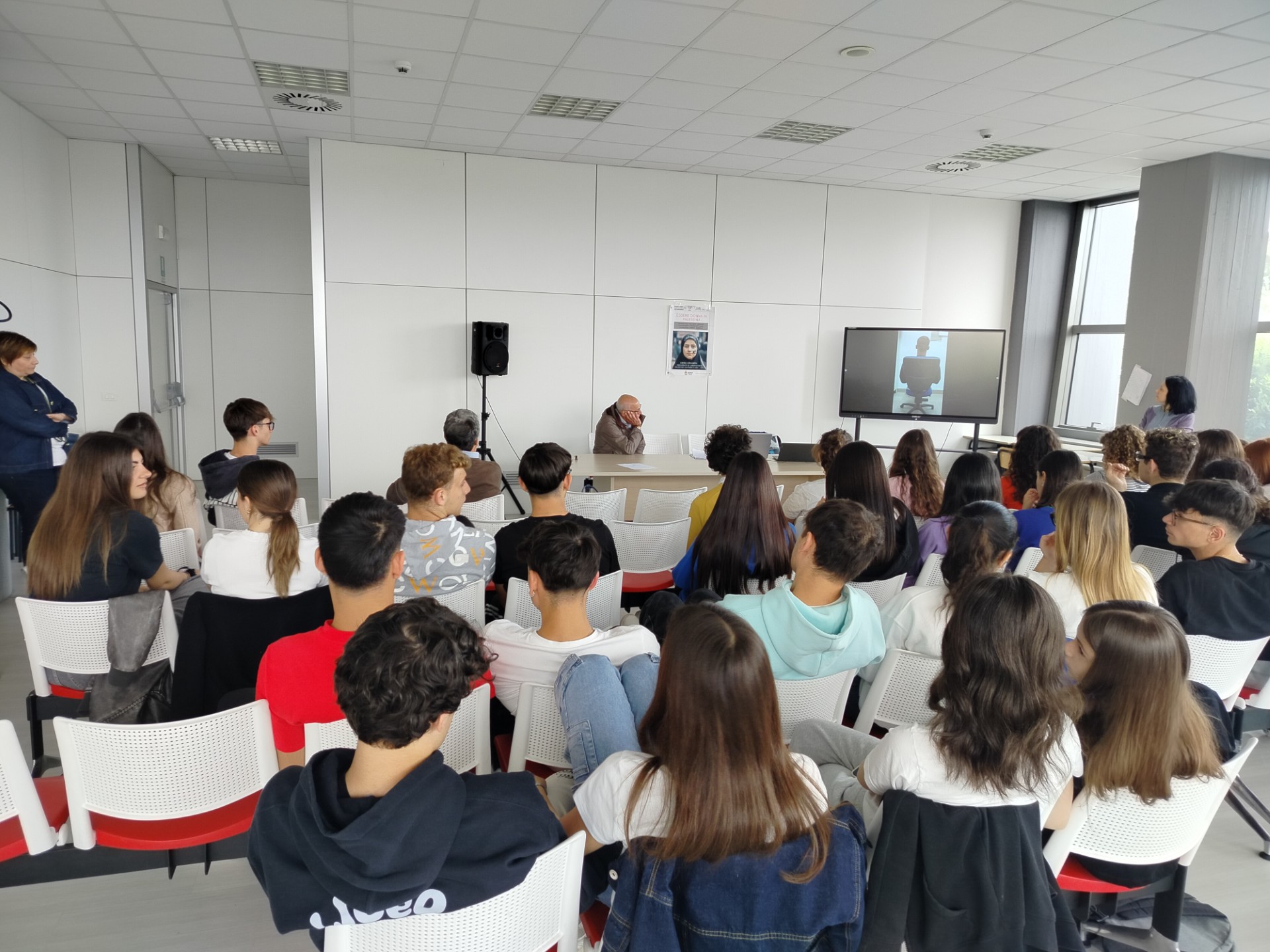 Incontro al Liceo De Sanctis di Trani: studenti a confronto con la realtà del carcere grazie al progetto Aurora