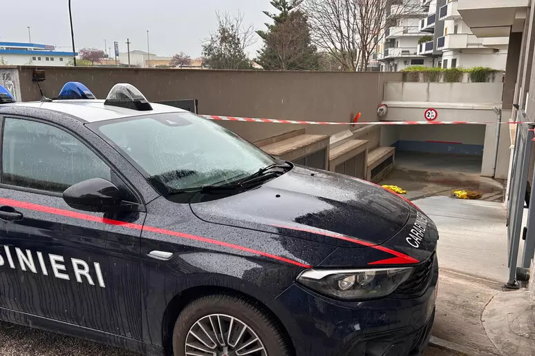 Lancia moglie dal balcone e poi si butta, nipote ‘uccisa da chi non la voleva libera’