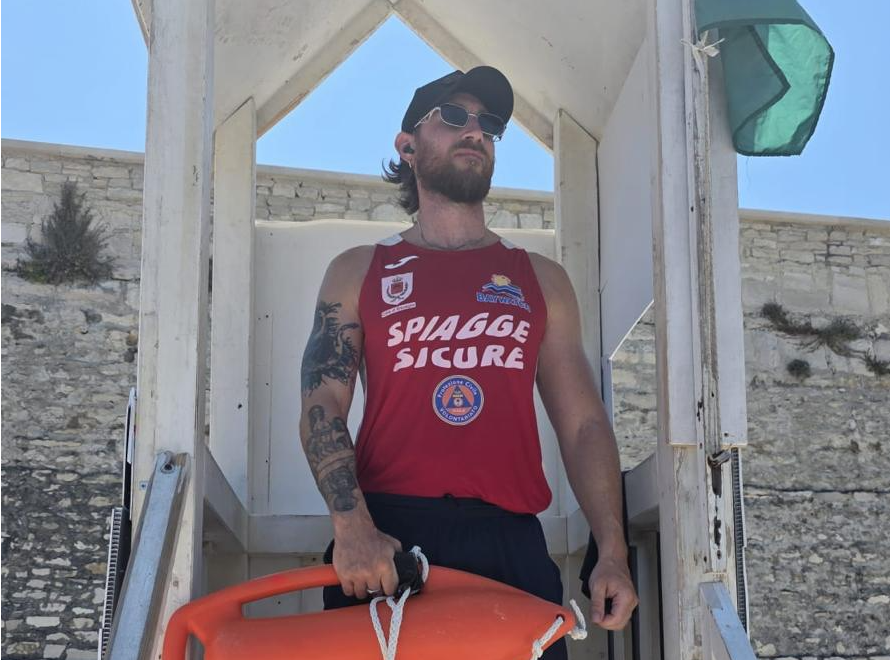 Bisceglie, bagnante soccorso nella spiaggia libera: decisivo l’intervento del bagnino Baywatch